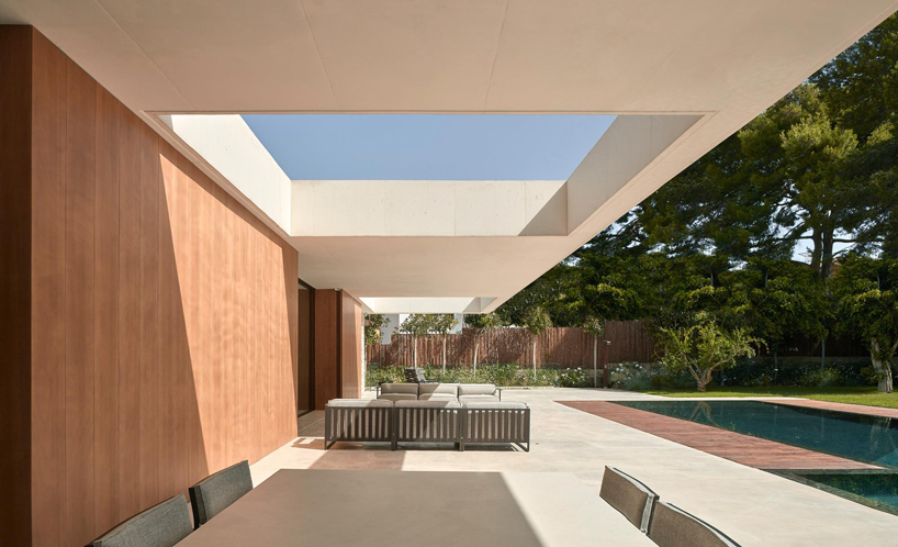 a large central atrium perforates ramón esteve's house in la cañada, valencia designboom