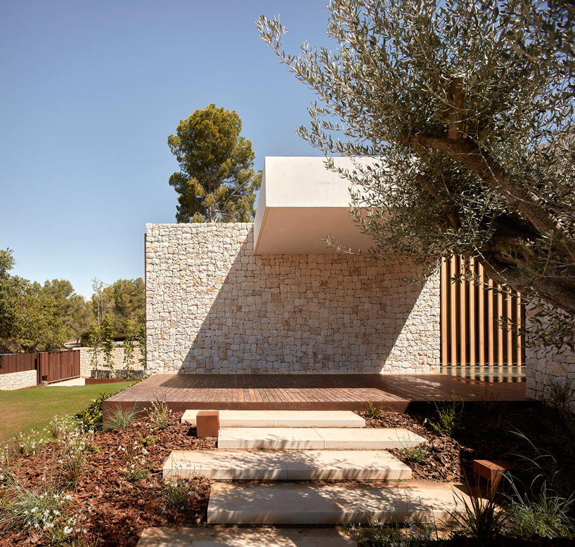 a large central atrium perforates ramón esteve's house in la cañada, valencia designboom
