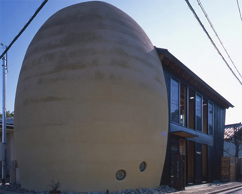 ryuichi ashizawa designs egg-shaped 'tomb' attached to family house in japan