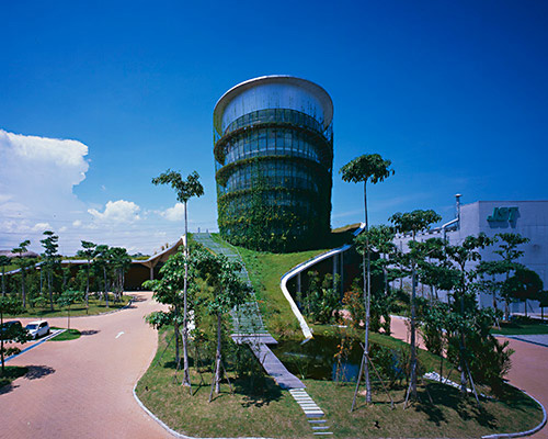 ryuichi ashizawa's sustainable factory tower in malaysia references islamic culture