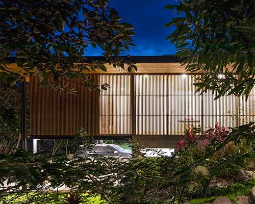 salagnac arquitectos expresses 'casa guayacán' as a translucent timber volume