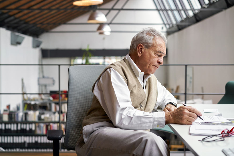 alberto meda designed the chair with an intuitive adjustment mechanism