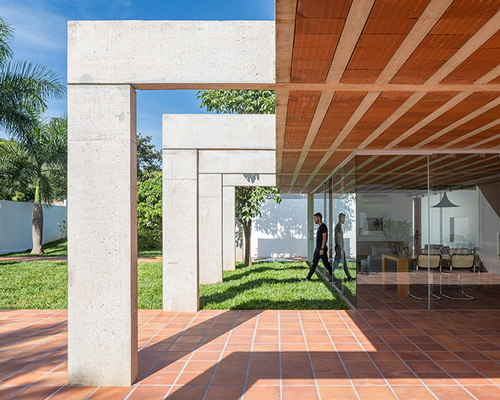 experimental brasília residence by bloco arquitetos comprises ten concrete porticoes
