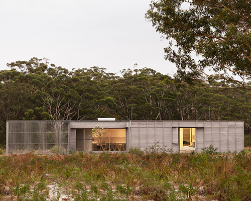 CHROFI + FABPREFAB site australian courtyard house in mungo brush