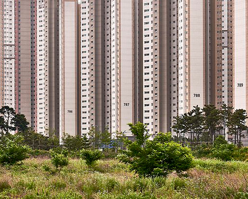 manuel alvarez diestro captures the density of south korea's new housing developments