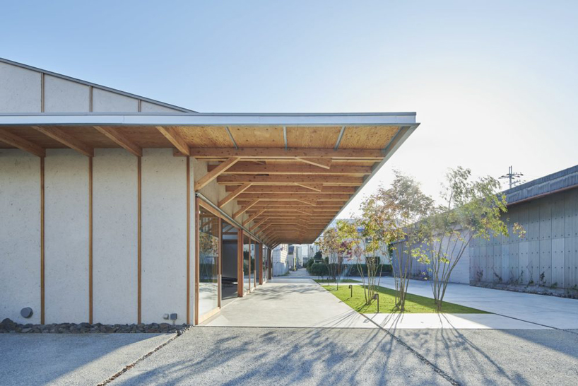 ninkipen! completes gallery for veneer company with deep overhangs in yao, japan