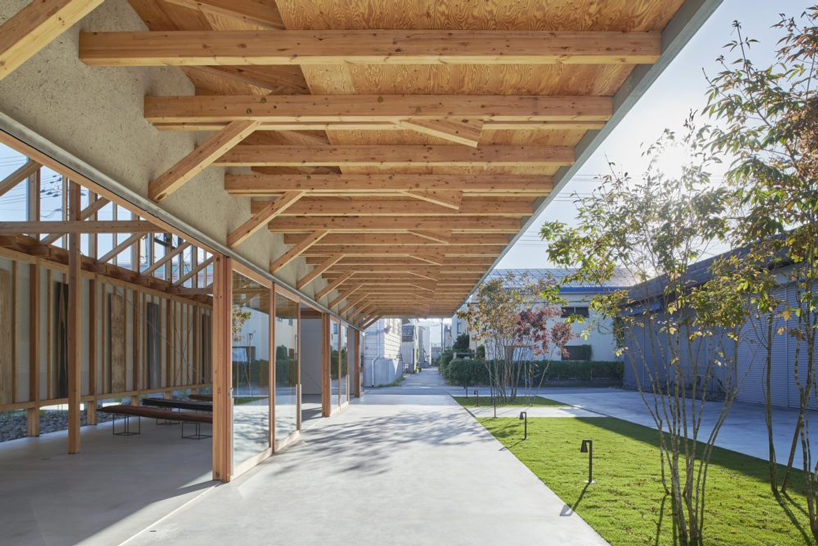 ninkipen! completes gallery for veneer company with deep overhangs in yao, japan