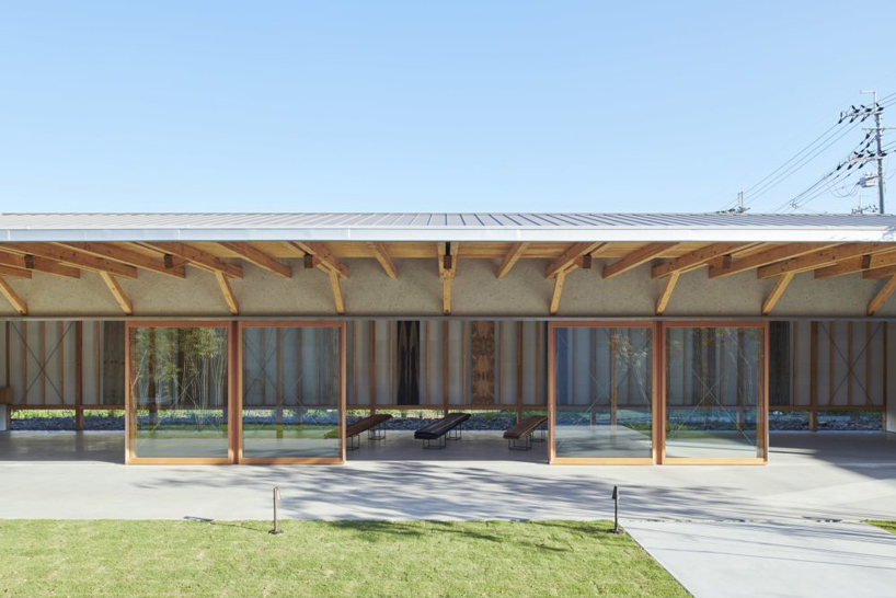 ninkipen! completes gallery for veneer company with deep overhangs in yao, japan