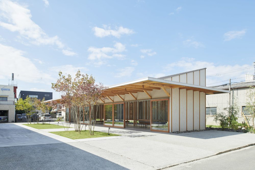 ninkipen! completes gallery for veneer company with deep overhangs in yao, japan