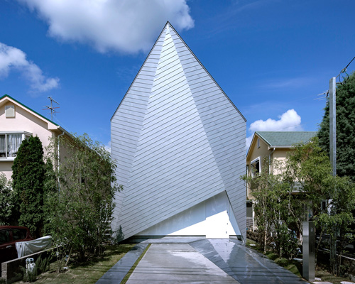 okuwada architects office fronts house in japan with angular shard-like façade