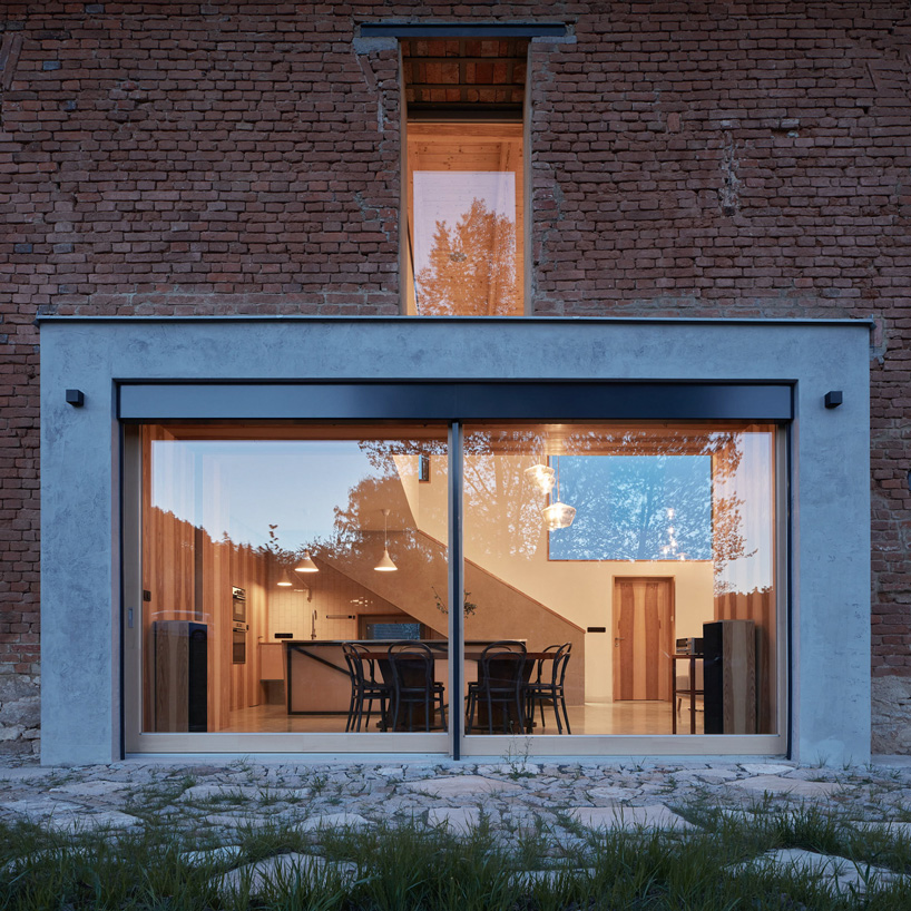 a large sliding door in the dining area connects the interior with the exterior