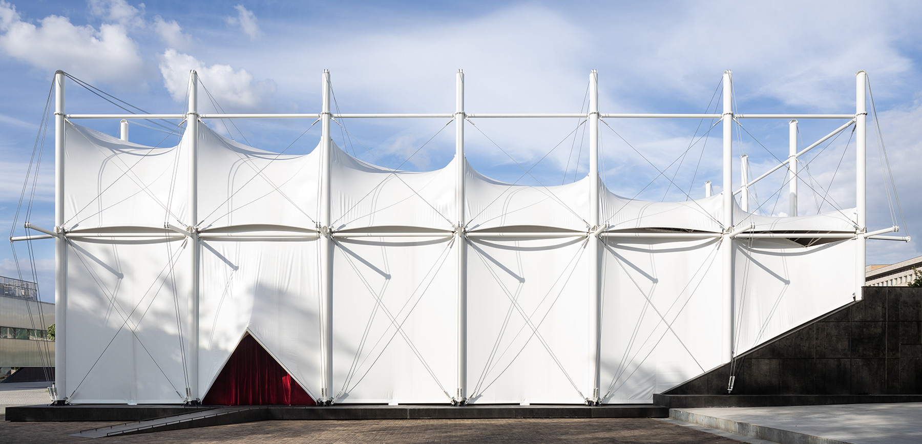 SNKH-garage-screen-cinema-gorky-park-designboom-X
