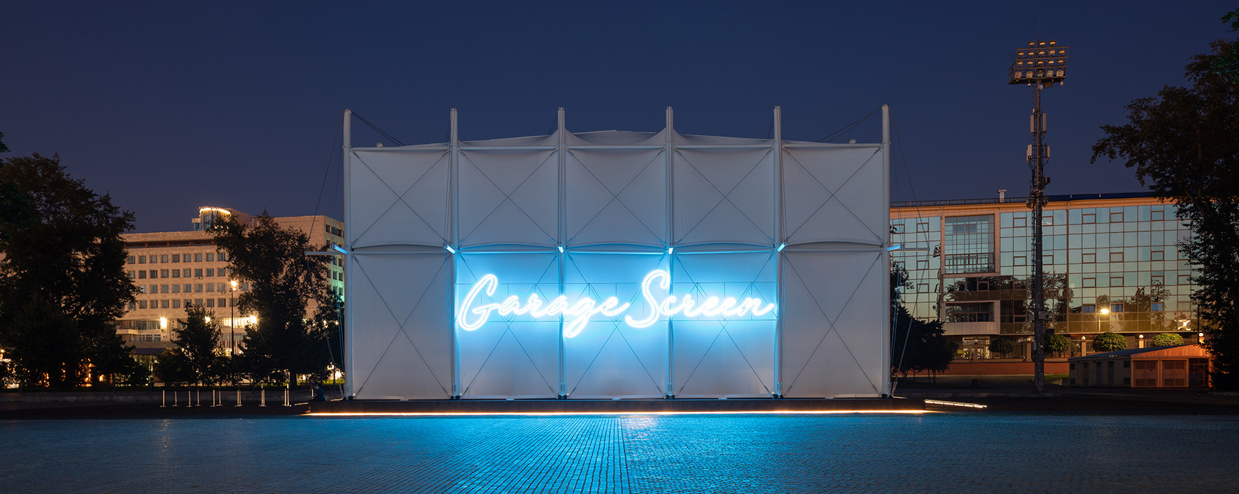 SNKH-garage-screen-cinema-gorky-park-designboom-X2