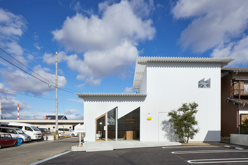 airhouse completes 'bakery tsukiakari' in japan with half-moon wooden counter 