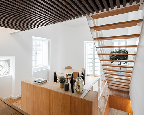 paulo martins arquitectura fits minimal 'casa dos oleiros' within historic portuguese house