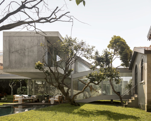 FCC arquitectura adds exposed concrete extension to existing house in porto