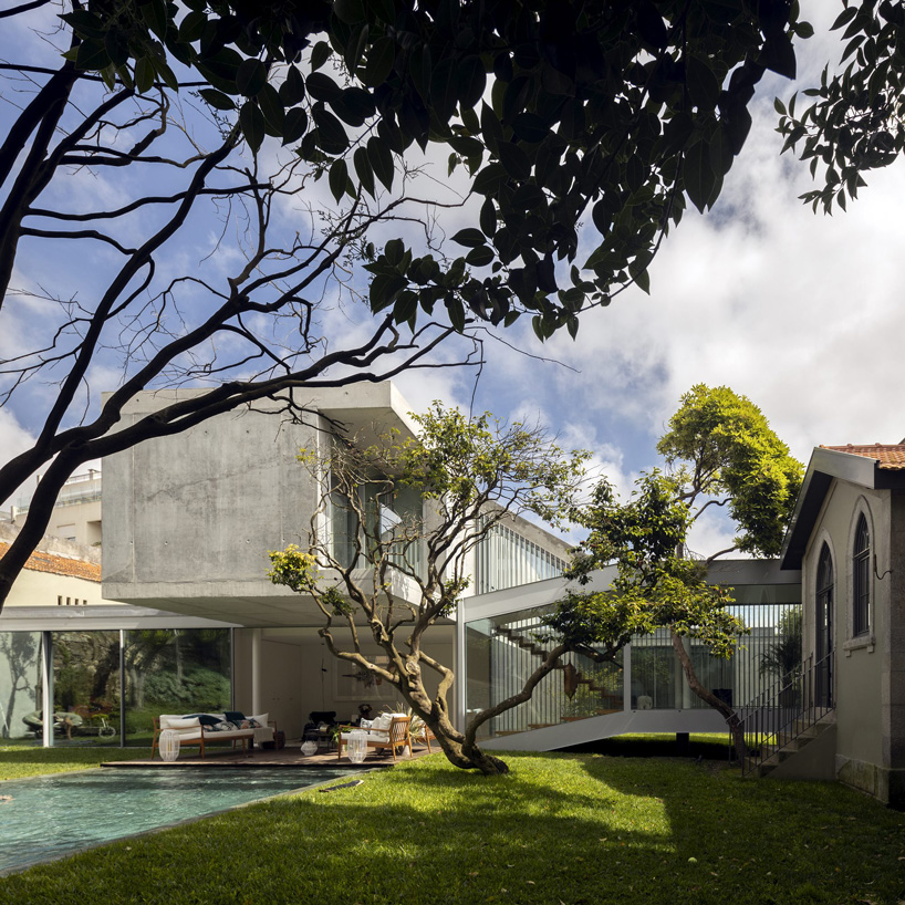 FCC arquitectura adds exposed concrete extension to existing house in porto