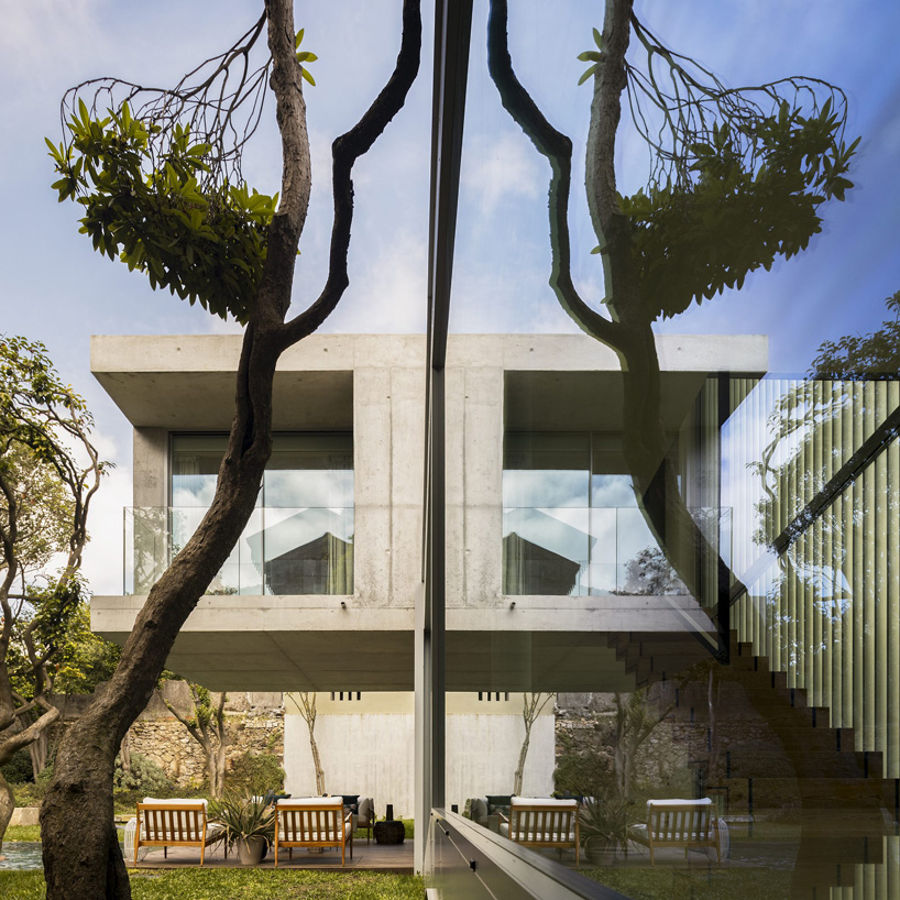 the new volume reflects on the glass façade