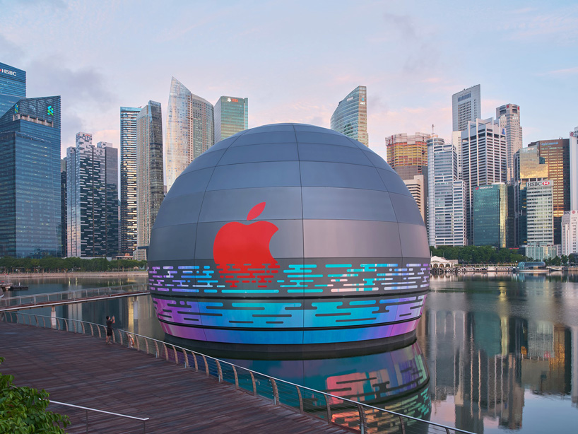 Aug. 28, 2020, Singapore, Republic of Singapore, Asia - View of the new  Apple flagship store on the waterfront in Marina Bay Sands with the  business district skyline in the background. The