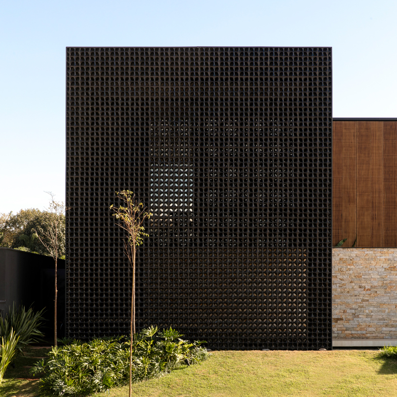 mf+arquitetos applies black cobogó bricks to house in franca, brazil designboom
