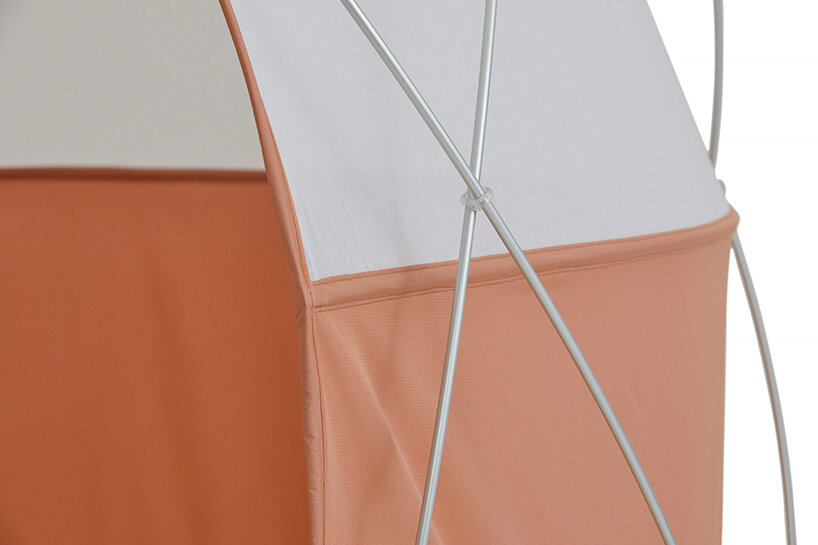 An exposed and flexible aluminum frame provides the highly stable framework for the organic shape while adding a unique visual aesthetic