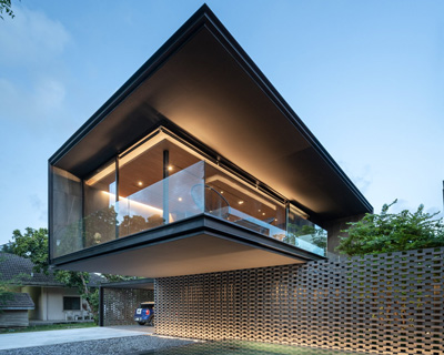 WARchitect's 'V60 house' in bangkok connects to nature with in-between open spaces