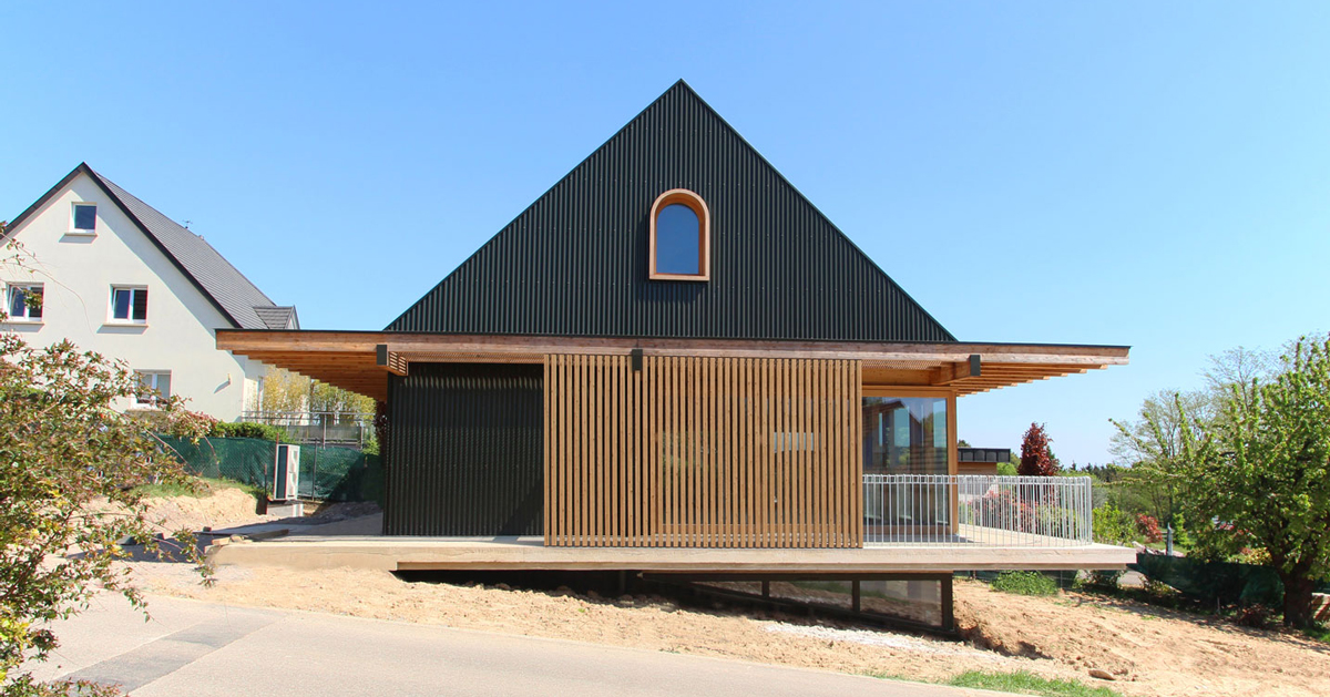 Form design idea #370: AL PEPE architects uses local timber and an archetypal form for HD house in france