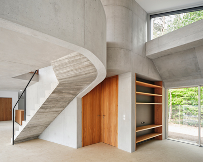 alex lehnerer's rühlstrasse house introduces curving concrete to bavaria