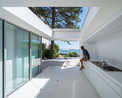 avignon-clouet architects builds summer house with removable roof in france