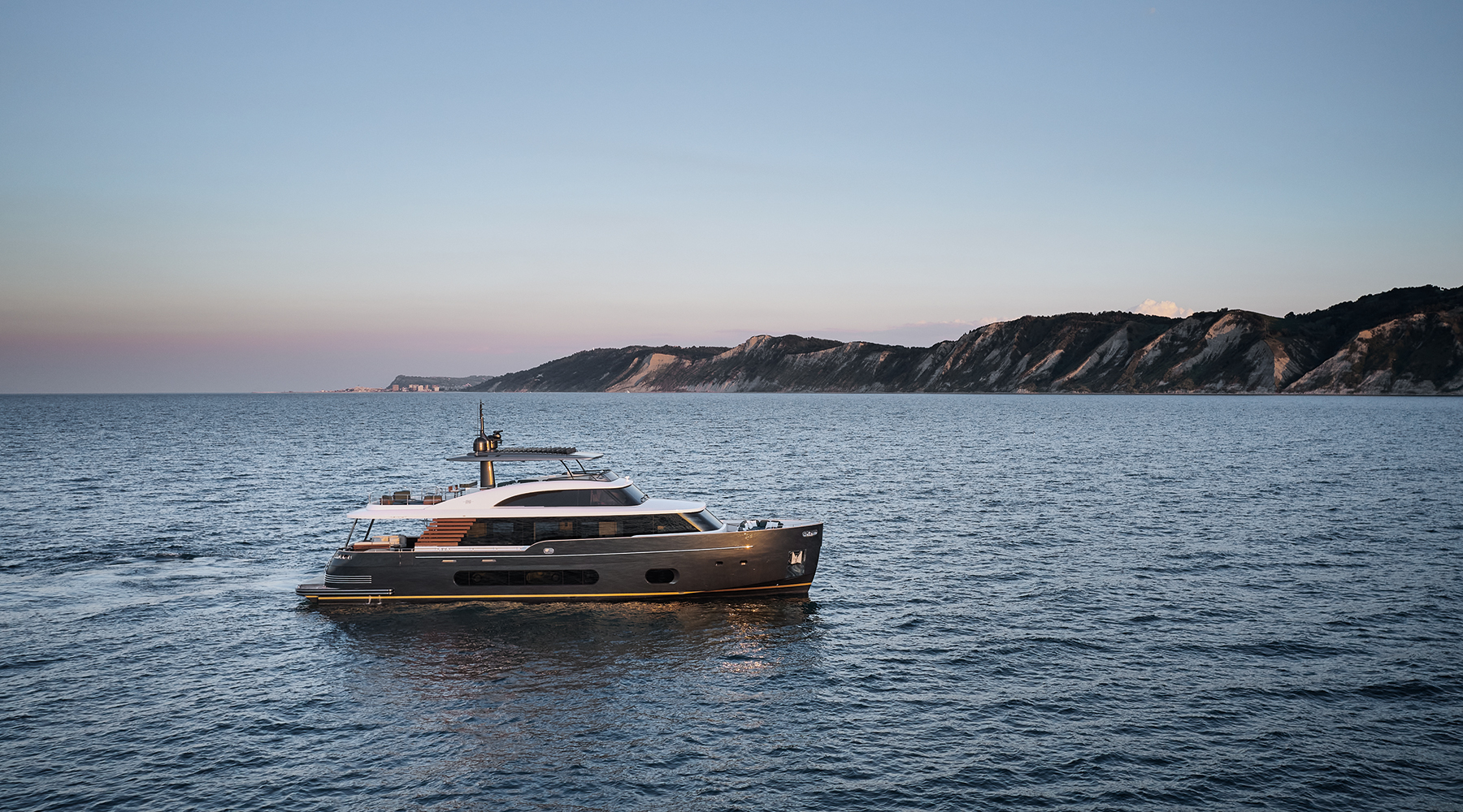 azimut-yachts-magellano-25-metri-veincenzo-de-cotiis-designboom12
