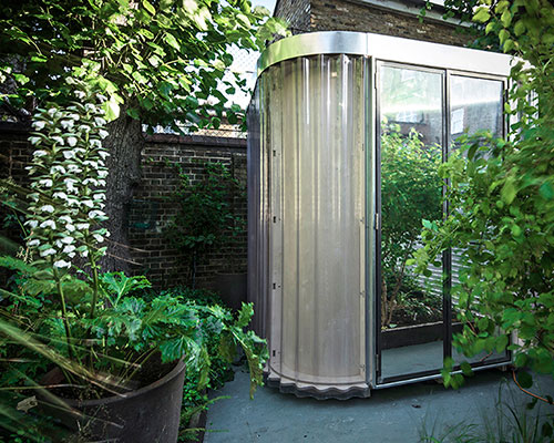 boano prišmontas' prefab work-from-home pod can be placed within any backyard garden