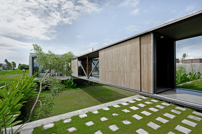 caceres + tous connects the two volumes of 'house S' in bali with steel + wood bridge