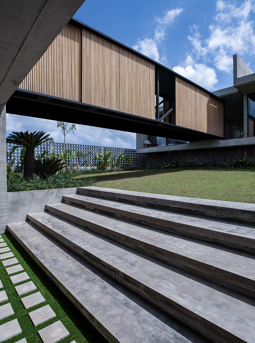 view of the steel and wood bridge by caceres + tous 