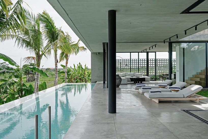 caceres + tous house S opens to the exterior landscape