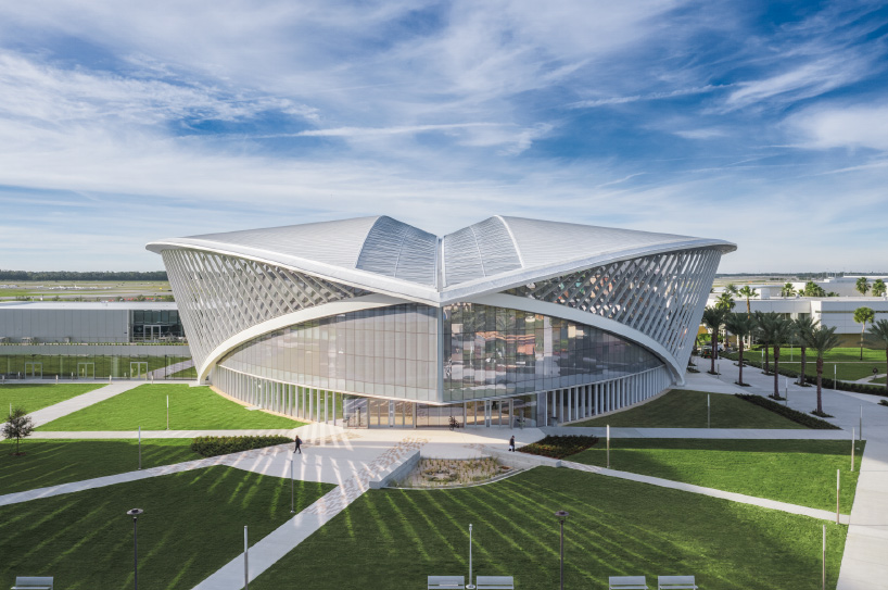 university building in florida by ikon.5 architects conveys movement, flight + aerodynamics - 1