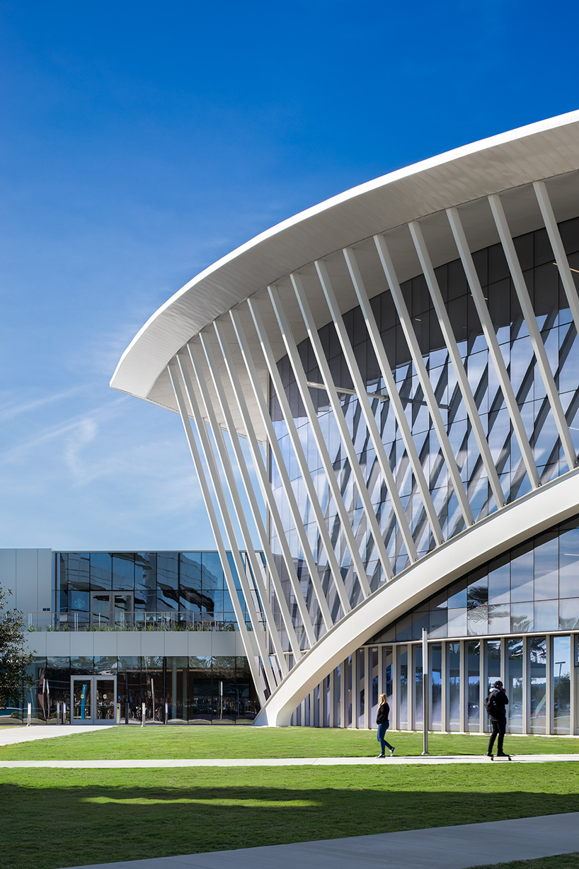 university building in florida by ikon.5 architects conveys movement, flight + aerodynamics - 2