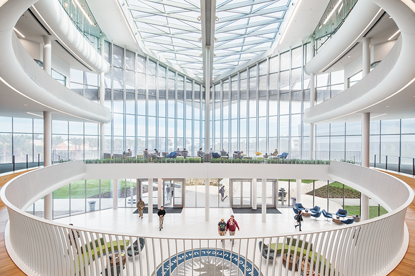 university building in florida by ikon.5 architects conveys movement, flight + aerodynamics - 3