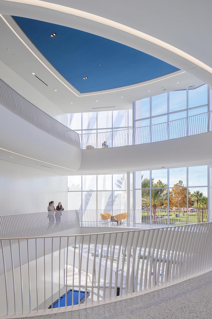 university building in florida by ikon.5 architects conveys movement, flight + aerodynamics - 5