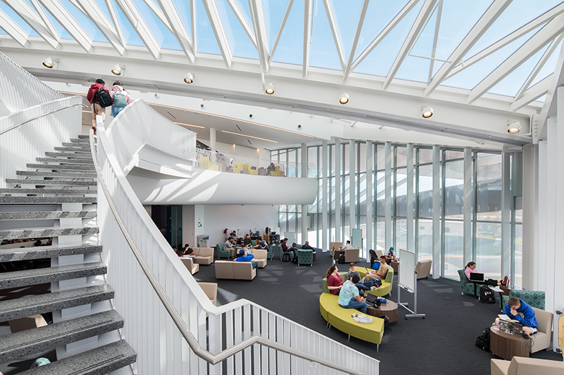 university building in florida by ikon.5 architects conveys movement, flight + aerodynamics - 6