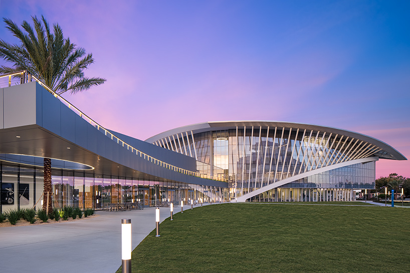 university building in florida by ikon.5 architects conveys movement, flight + aerodynamics - 9