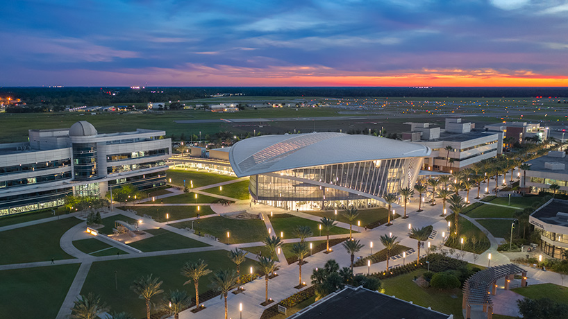 university building in florida by ikon.5 architects conveys movement, flight + aerodynamics - 10