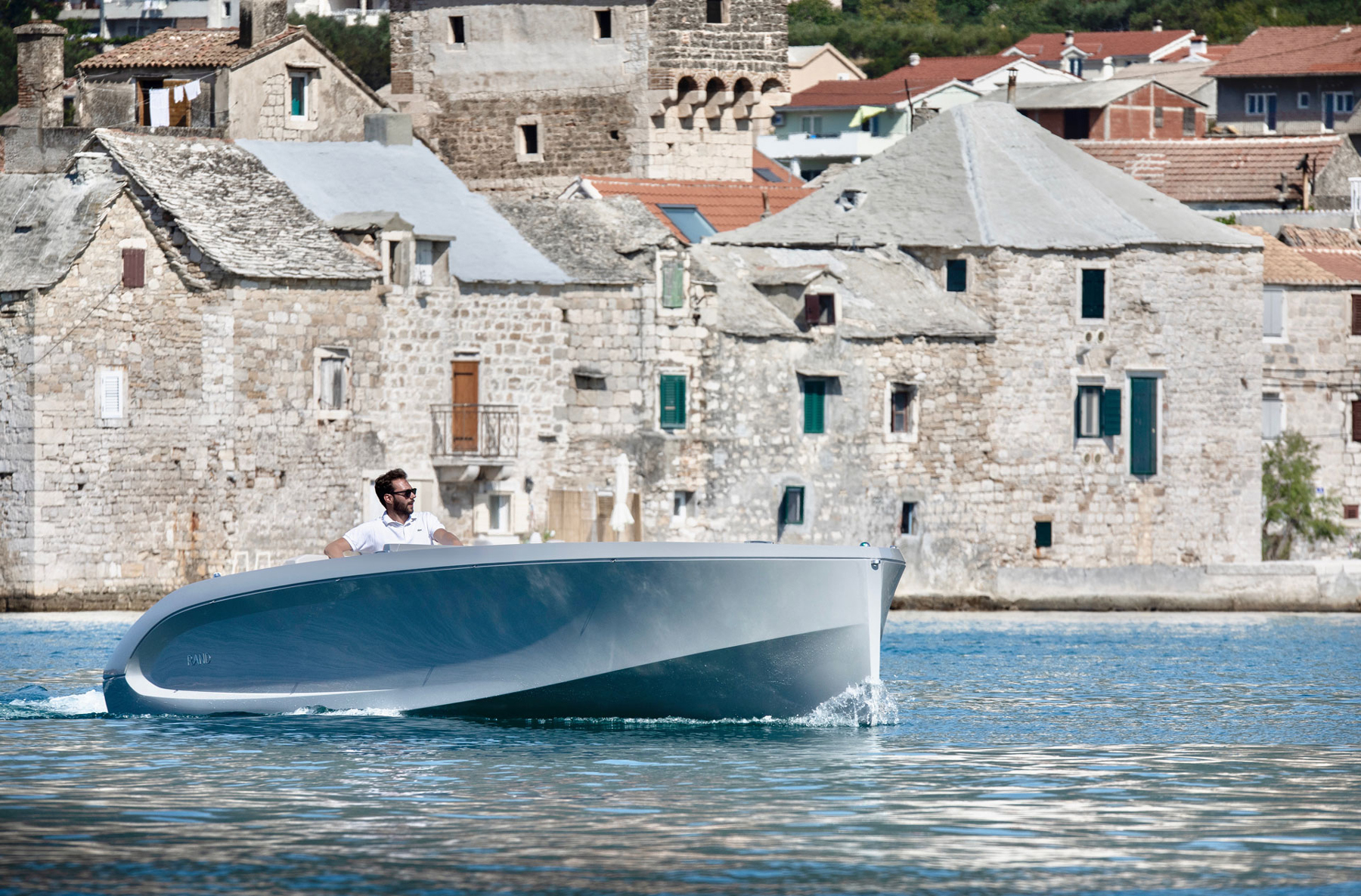 rand-boats-mana-23-electric-motorboat-designboom-1800-1