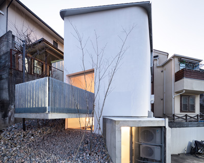 aoyagi design builds tower-shaped 'house in zenpukuji' on the outskirts of tokyo