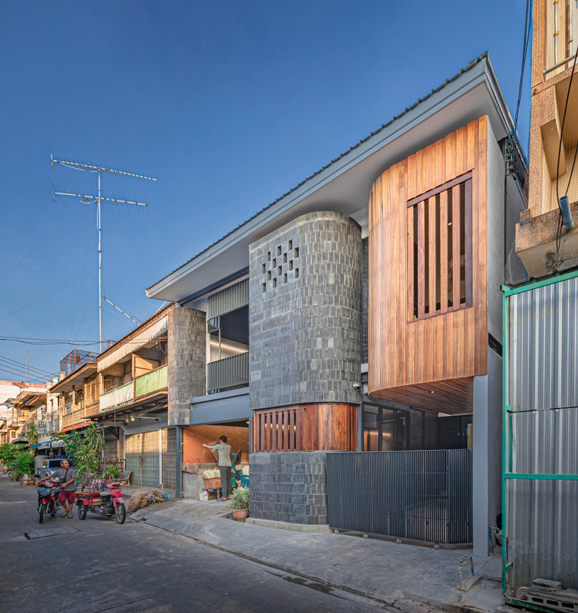 bodinchapa architects clads thai house + family business building in brick and wood façade