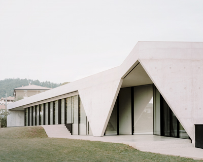 studio colleoni previtali wraps its 'creek house' in a skin of austere concrete