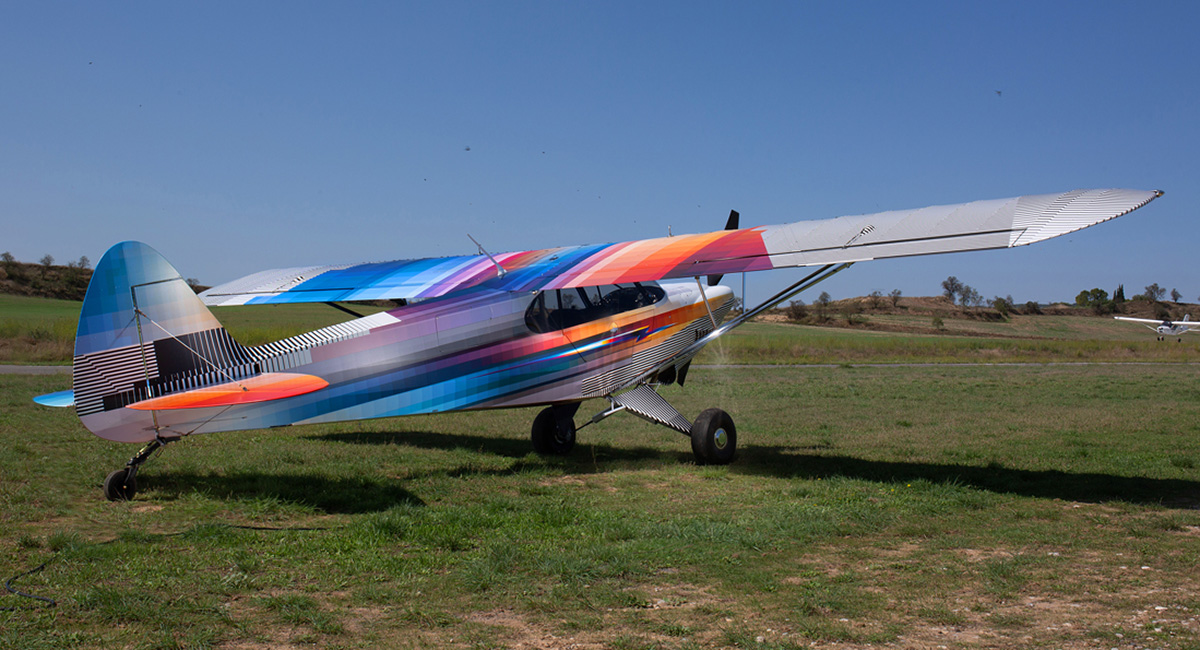 felipe-pantone-wraps-intr3pid-aircraft-in-color-gradients-amp-geometrical-patterns