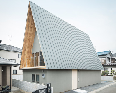 aoyagi design tops 'house in iruma' with seven-meter-tall triangular attic space in japan