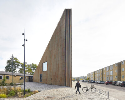 hufton + crow captures COBE's wedge-shaped library in copenhagen