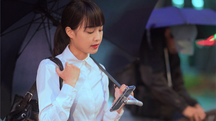 this japanese umbrella features a magnet holder so you can fix your smartphone on its handle