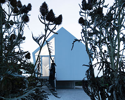 LDA.iMDA builds cantilevered house with vegetable garden in italy